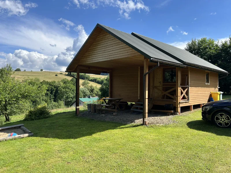 przytulny drewniany domek z z widokiem na Bieszczady