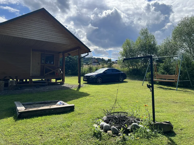przytulny domek z widokiem na polany, miejscem na ognisko i huśtawką