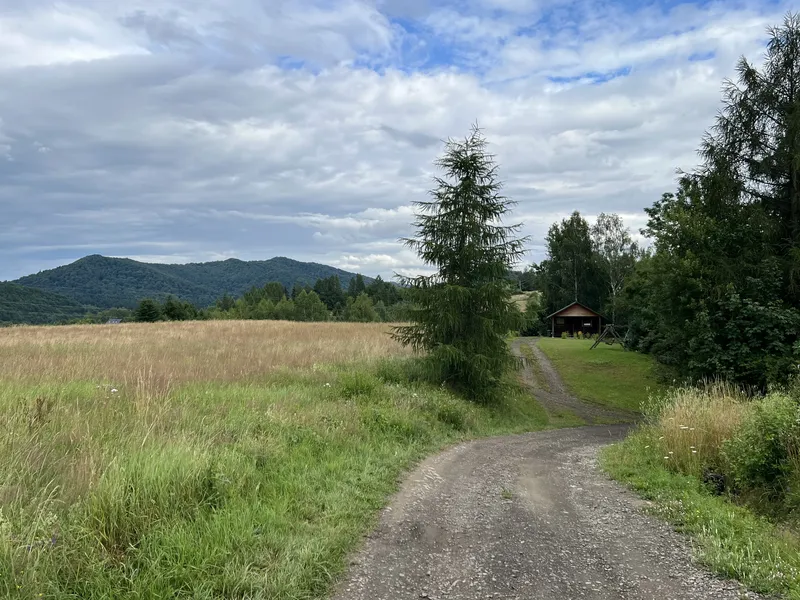 domek w ustrojnym miejscu z widokiem na Bieszczady