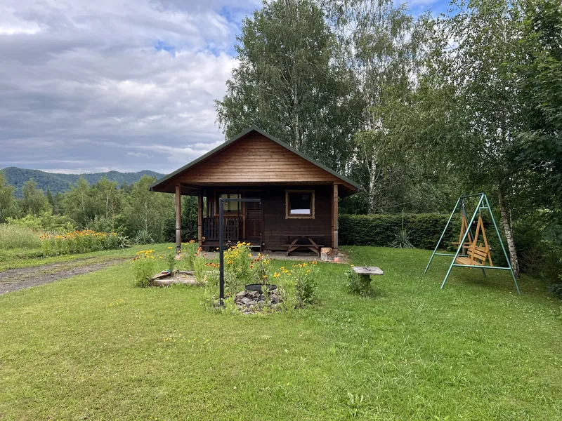 domek z miejscem na ognisko i placem zabaw