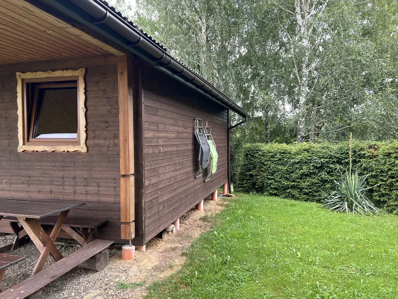 ławki i leżaki przy domku