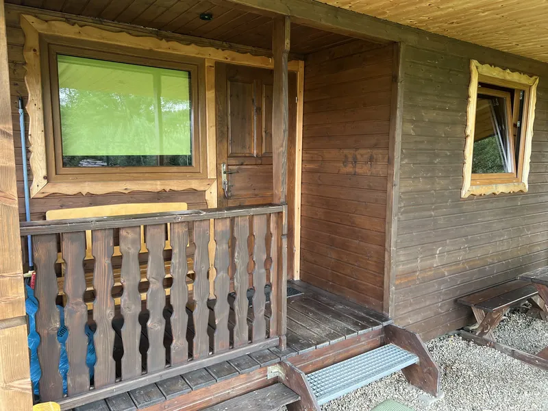 patio należące do domku z ławką do odpoczynku