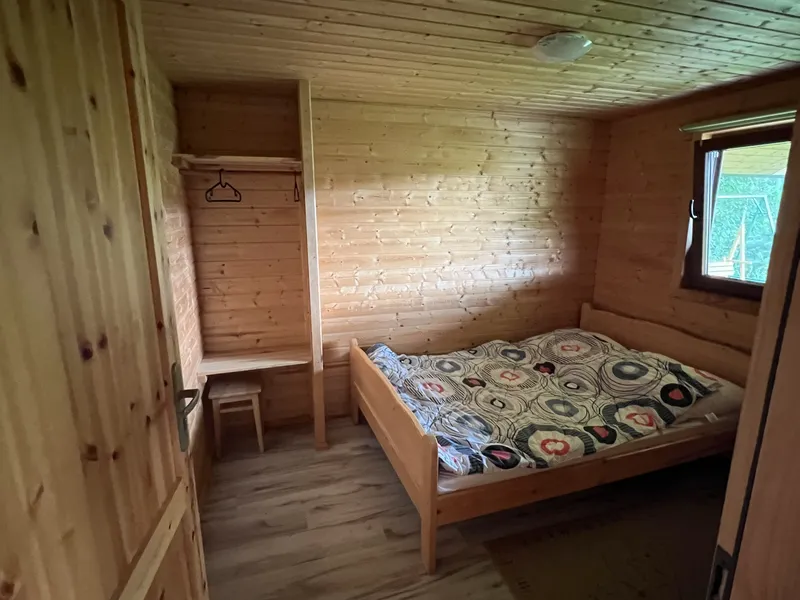 przytulna sypialnia z przestronną szafą