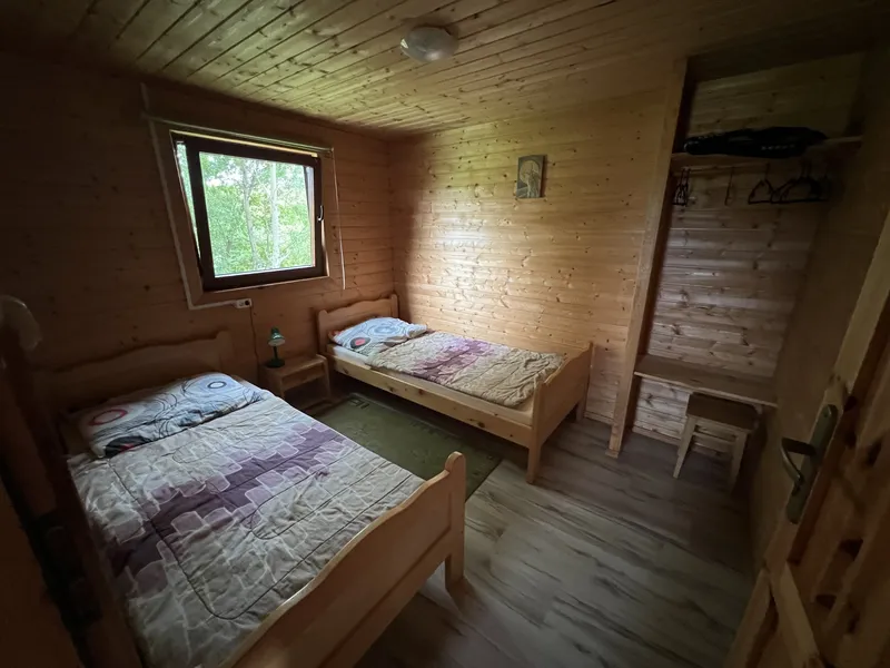 przestronna sypialnia z dwoma łóżkami pojedynczymi i przestronną szafą na ubrania