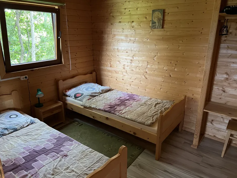 przestronna sypialnia z dwoma łóżkami pojedynczymi i przestronną szafą na ubrania