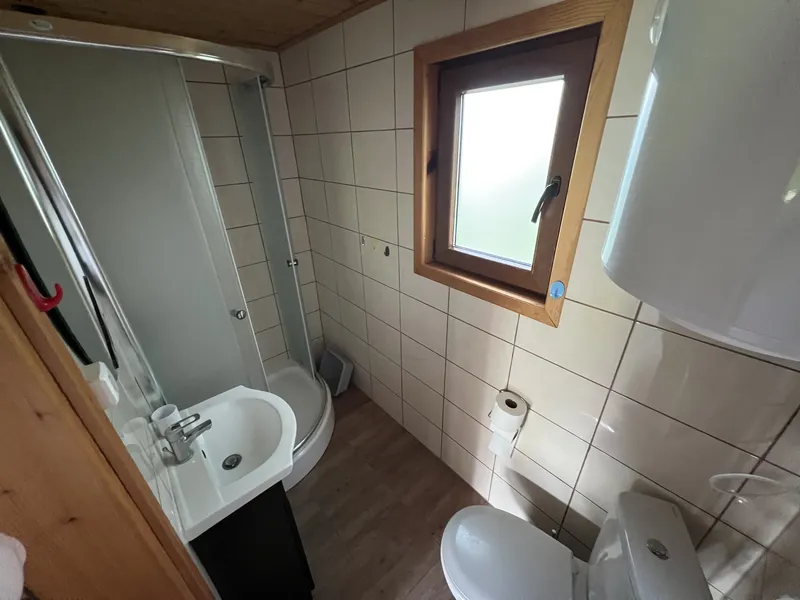 komfortowa i czysta łazienka z toaletą, prysznicem, umywalką i lustrem