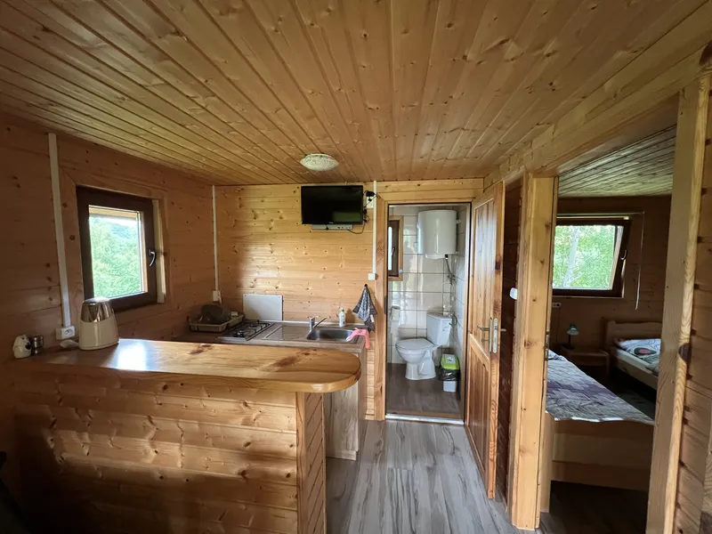 przestronny i przytulny salon w domku drewnianym