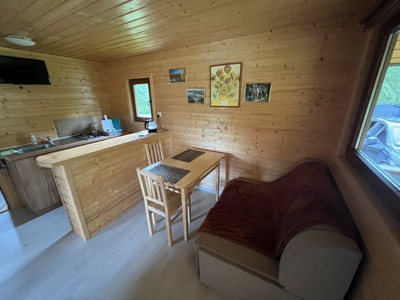 wygodna rozkładana kanapa w salonie