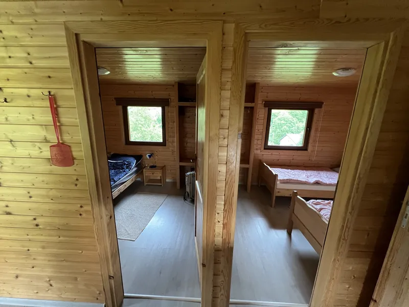 widok na pokoje sypialniane z salonu