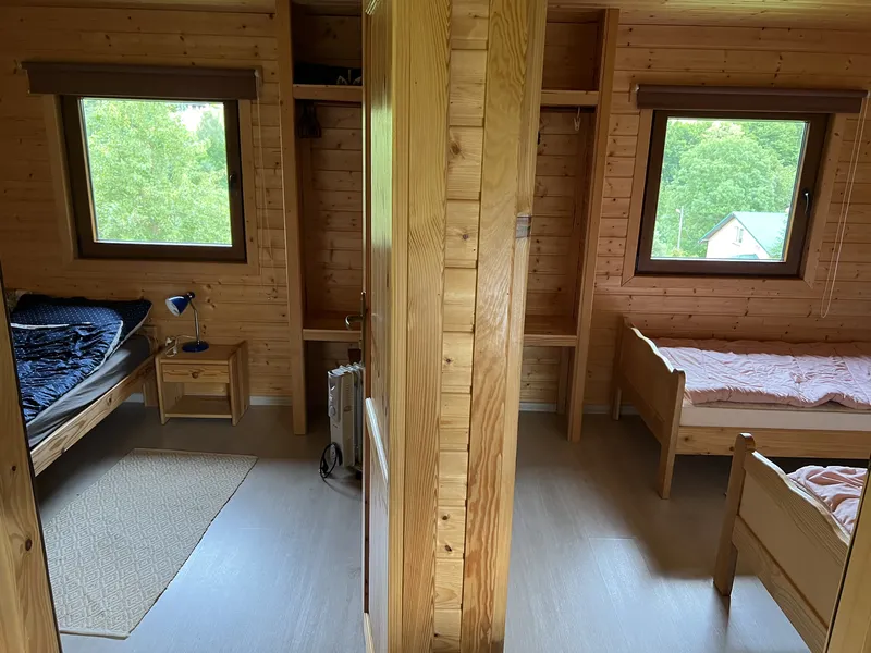 dwa przestronne pokoje z szafami, oknami i wygodnymi łóżkami