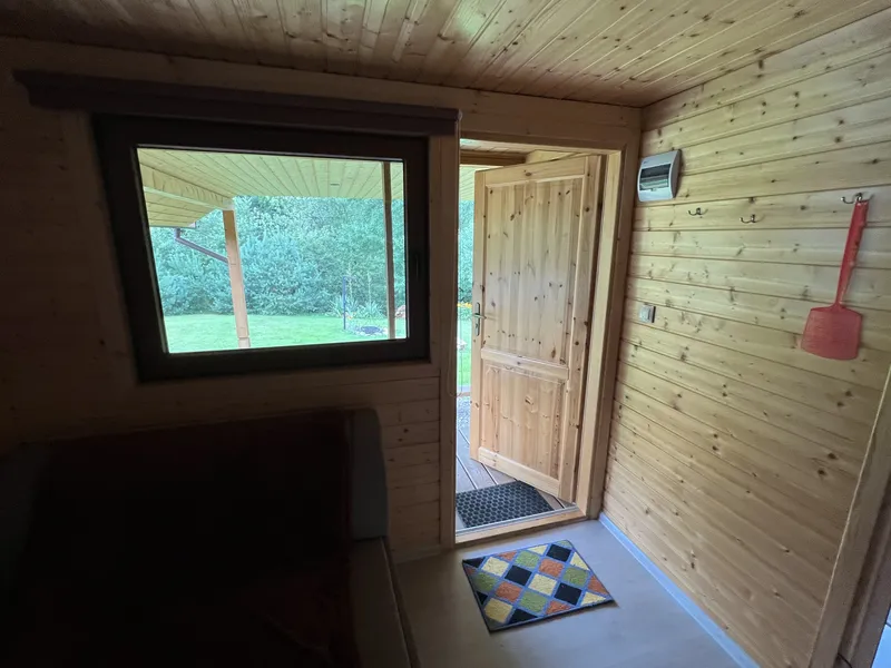 piękny widok na ogród z okna w salonie